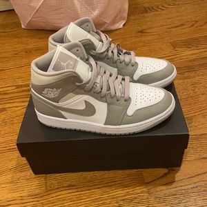 Air Jordan 1 Mid ‘College Grey’ Size 8.5W/7M
